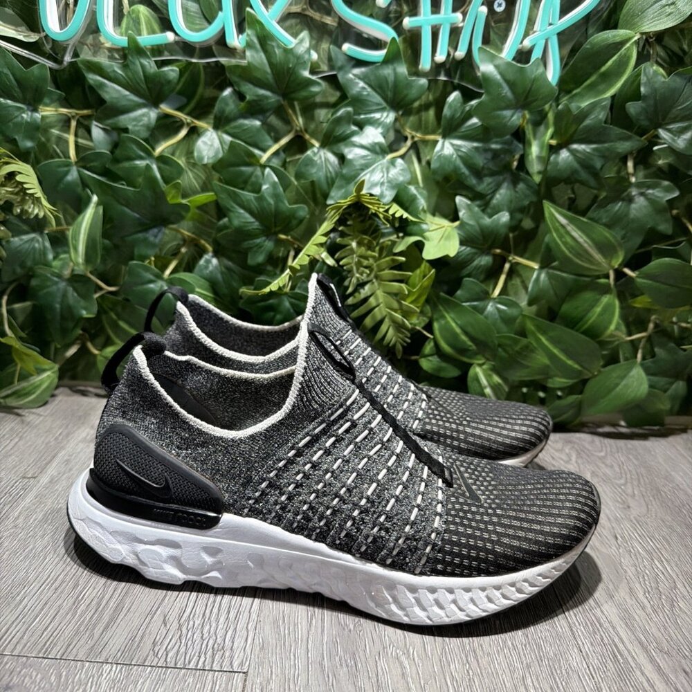 NikePhantom React Flyknit 2 Black White CJ0280-002 Women's Sz 9.5